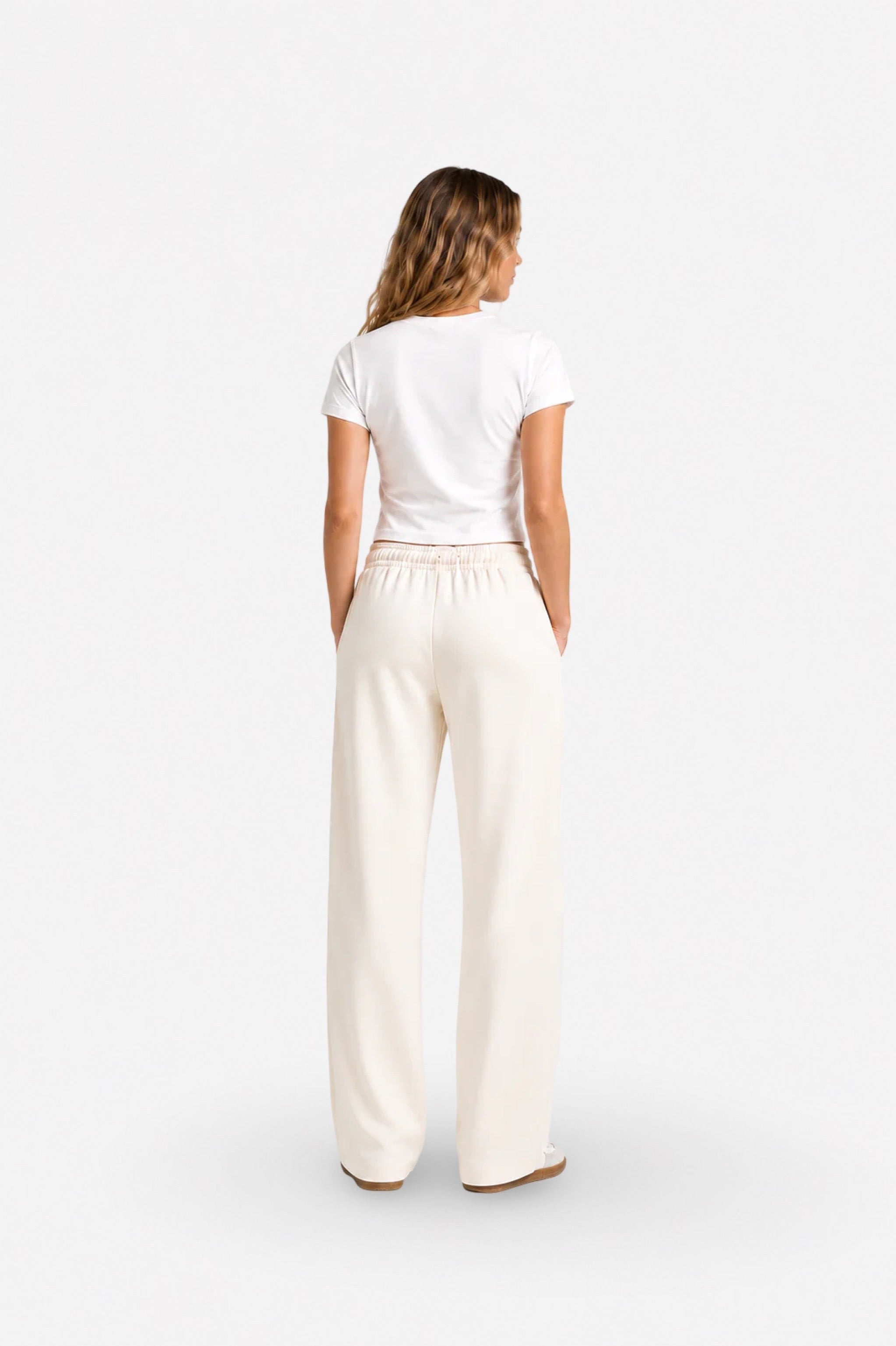 Ginaci ekru dikiş detaylı eşofman altı with a relaxed fit and subtle stitching, designed for comfortable casual wear.