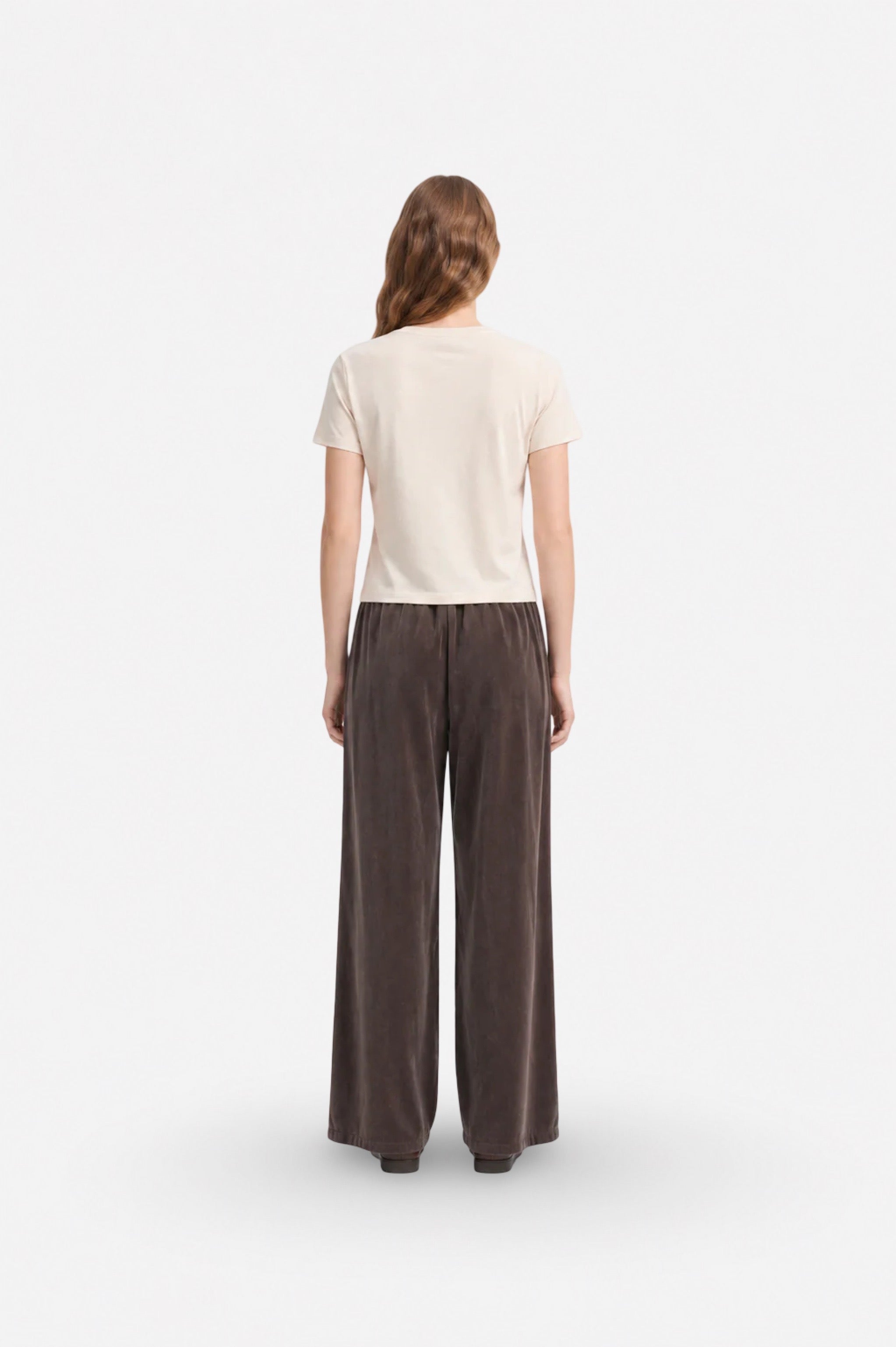 Brown wide-leg Tencel fabric pants with pleats from Ginaci Türkiye, featuring a relaxed fit and stylish design.