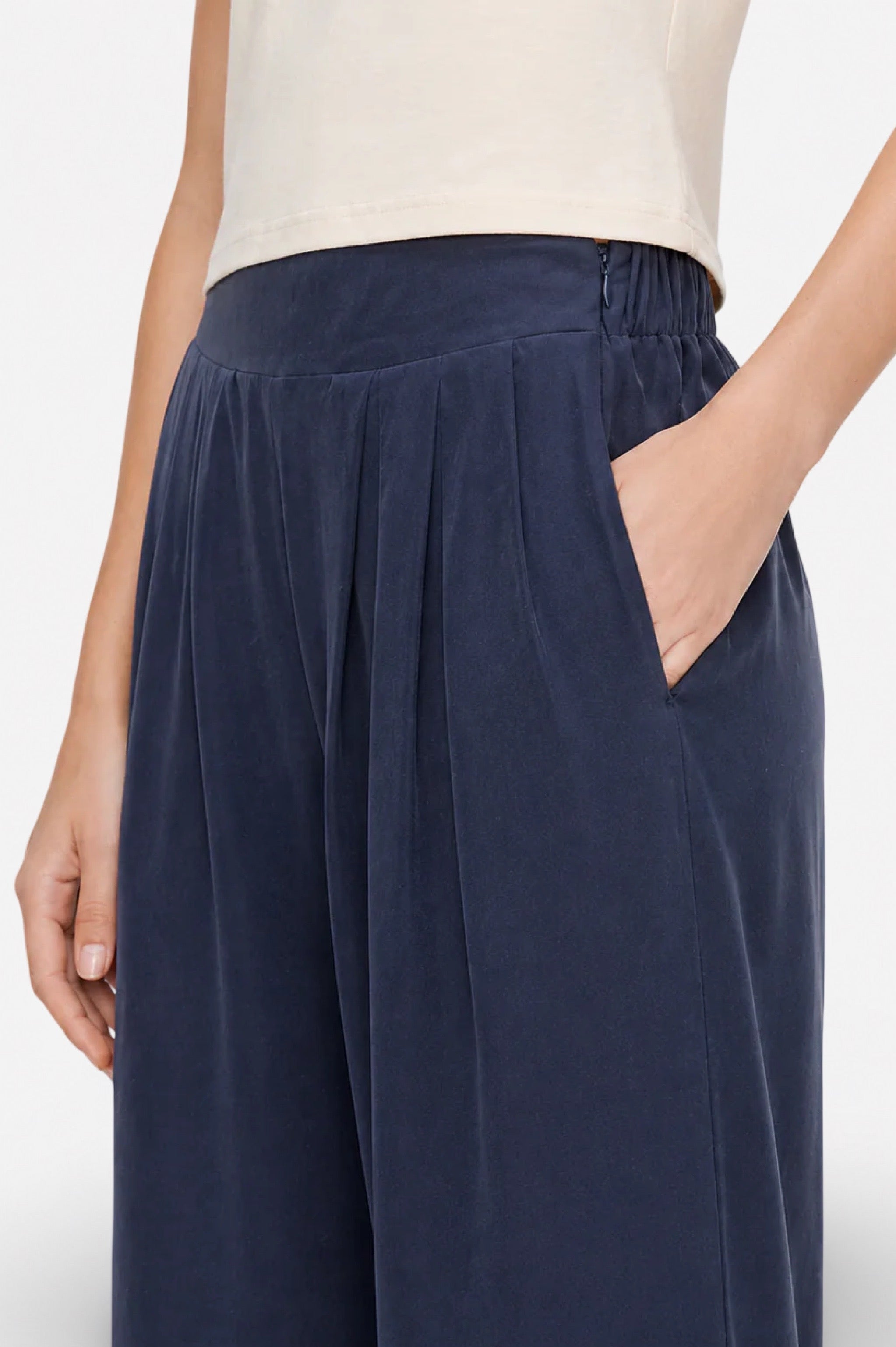 Lacivert Tencel Kumaş bol paça piliseli pantolon from Ginaci Türkiye, featuring wide legs and stylish design.