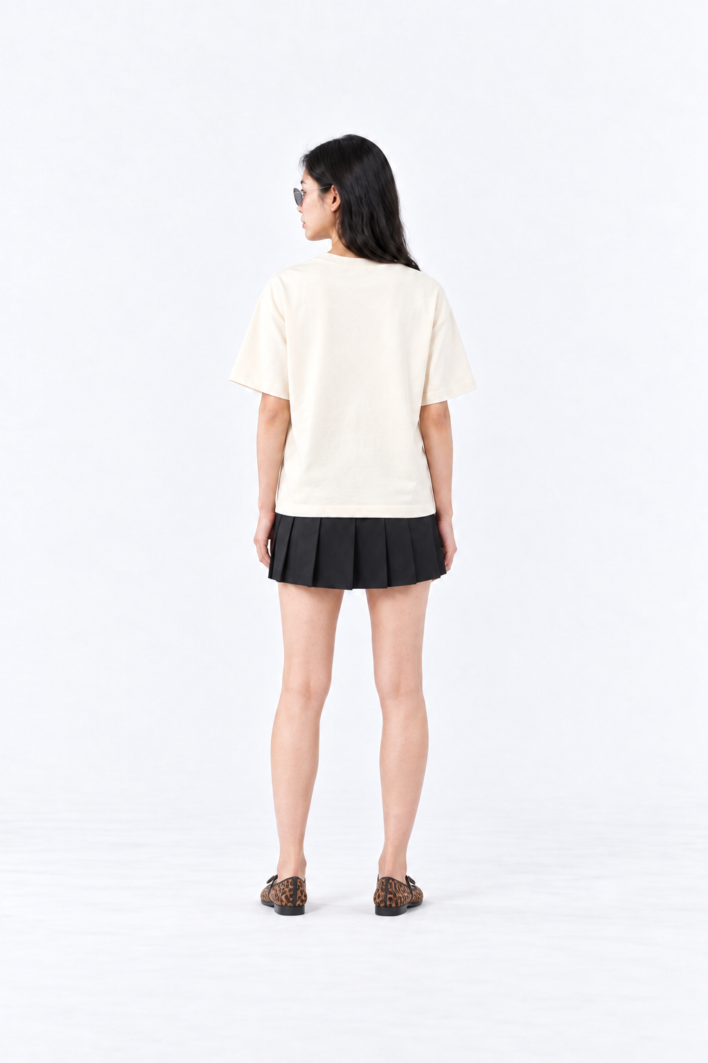 Cream-colored oversized cotton t-shirt from Ginaci Türkiye featuring a relaxed fit and soft fabric, shown in a front view.