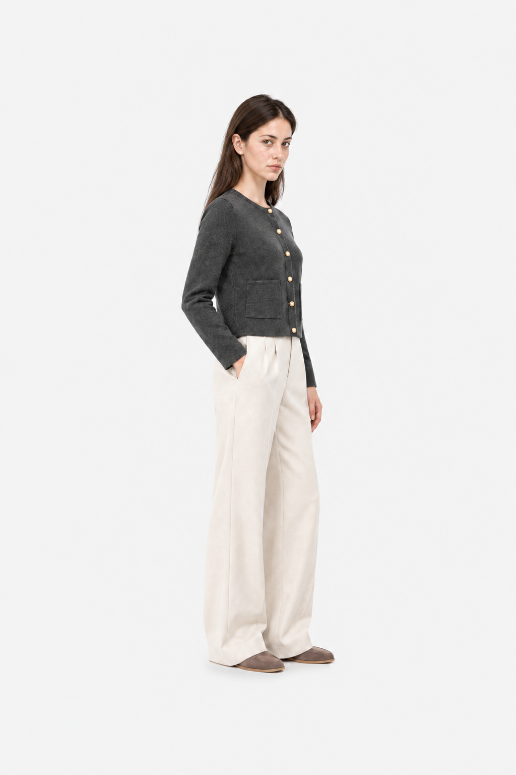 Cream-colored knit cardigan with pearl button details from Ginaci Türkiye, featuring a soft, cozy fabric and classic design.