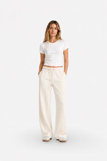 Ginaci ekru dikiş detaylı eşofman altı, rahat ve şık spor altı with visible stitching details.