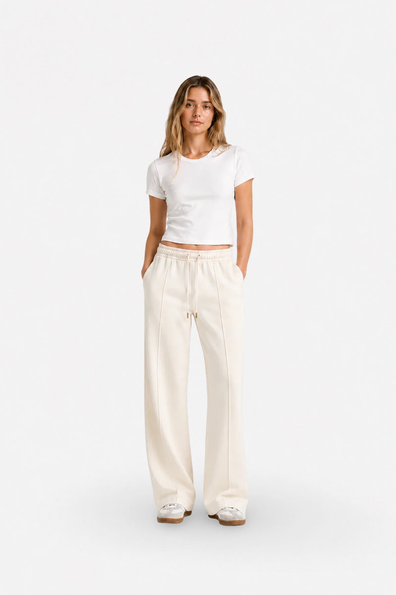 Ginaci ekru dikiş detaylı eşofman altı, rahat ve şık spor altı with visible stitching details.