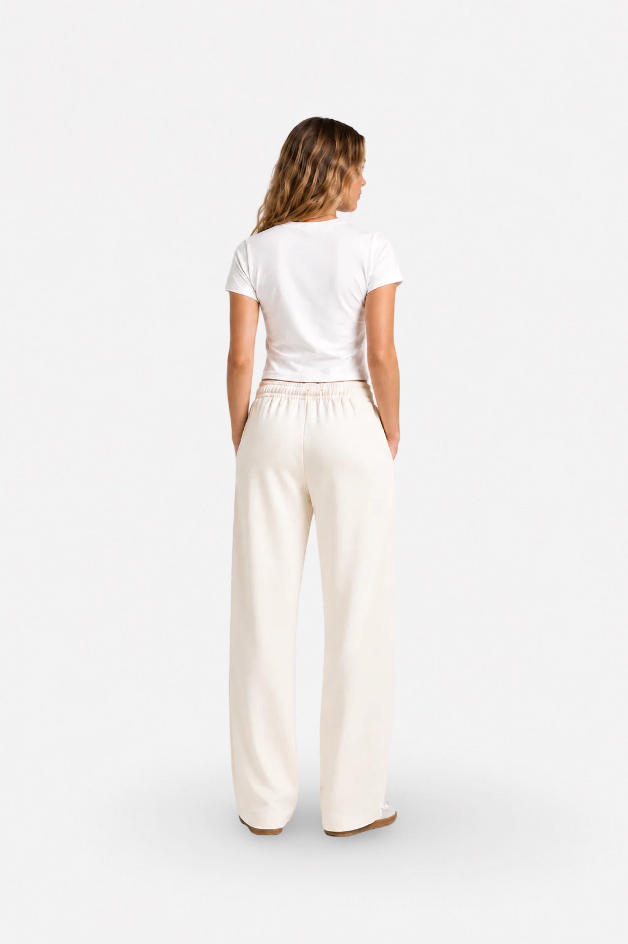 Ginaci ekru dikiş detaylı eşofman altı with a relaxed fit and subtle stitching, designed for comfortable casual wear.