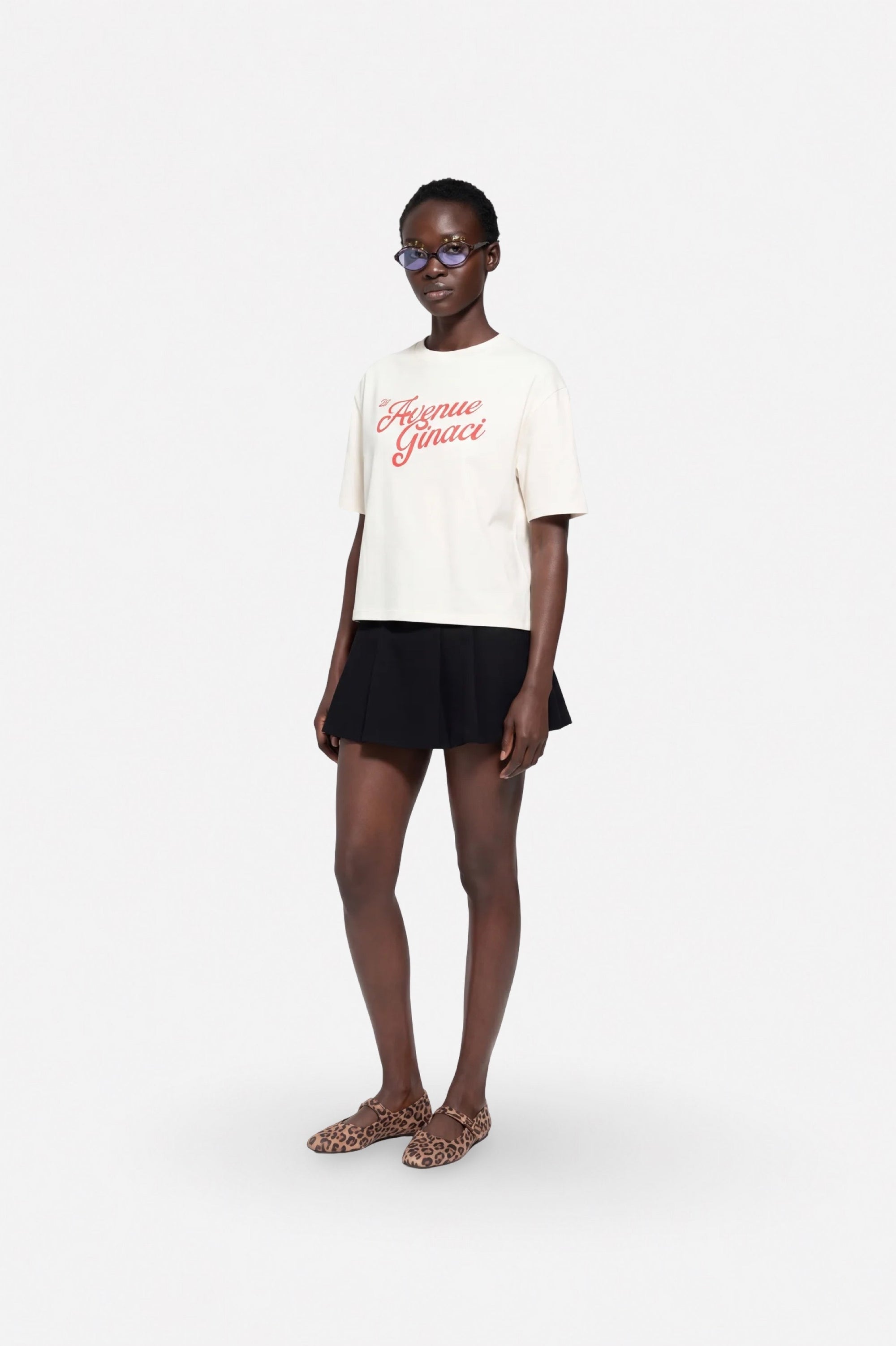 Light beige oversized cotton T-shirt from Ginaci Türkiye, featuring a relaxed fit and soft fabric for comfortable wear.