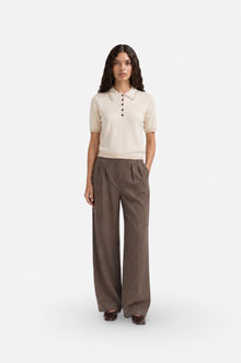 Ecru polo yaka triko sweater by Ginaci Türkiye with a ribbed collar and long sleeves, displayed on a neutral background.
