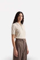 Ecru polo yaka triko by Ginaci Türkiye, close-up of soft knit fabric and classic polo collar on a mannequin.