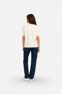 Cream-colored oversized cotton T-shirt with abstract print from Ginaci Türkiye, casual and comfortable for everyday wear.