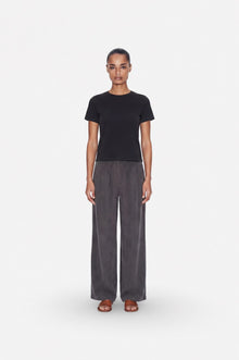 Gray Tencel fabric wide-leg pants with pleats from Ginaci Türkiye, featuring a relaxed fit and comfortable design.