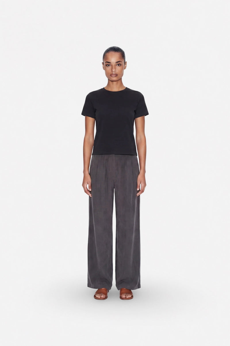 Gray Tencel fabric wide-leg pants with pleats from Ginaci Türkiye, featuring a relaxed fit and comfortable design.