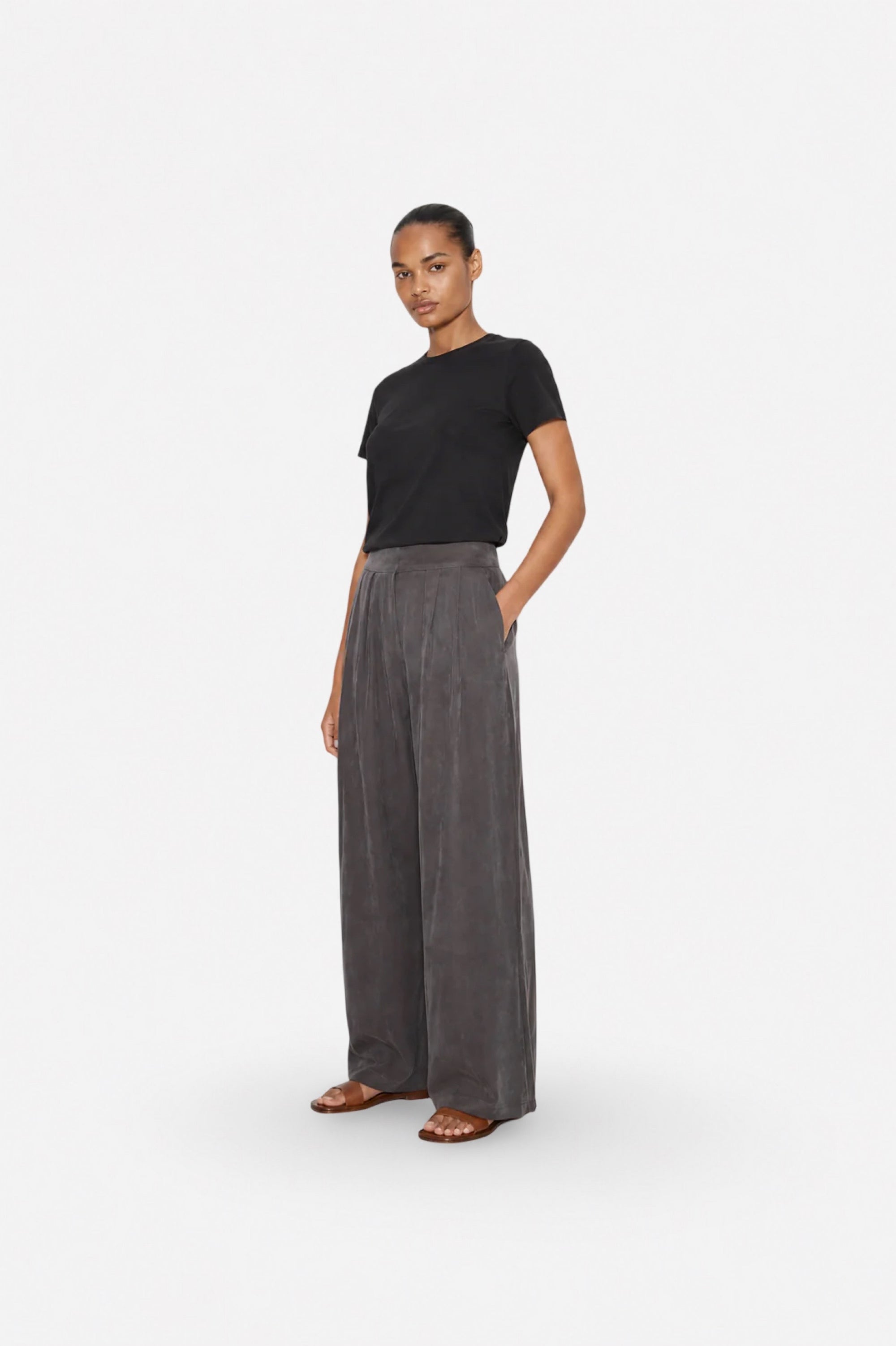 Gray Tencel fabric wide-leg pants with pleats from Ginaci Türkiye, showing the relaxed fit and stylish design.