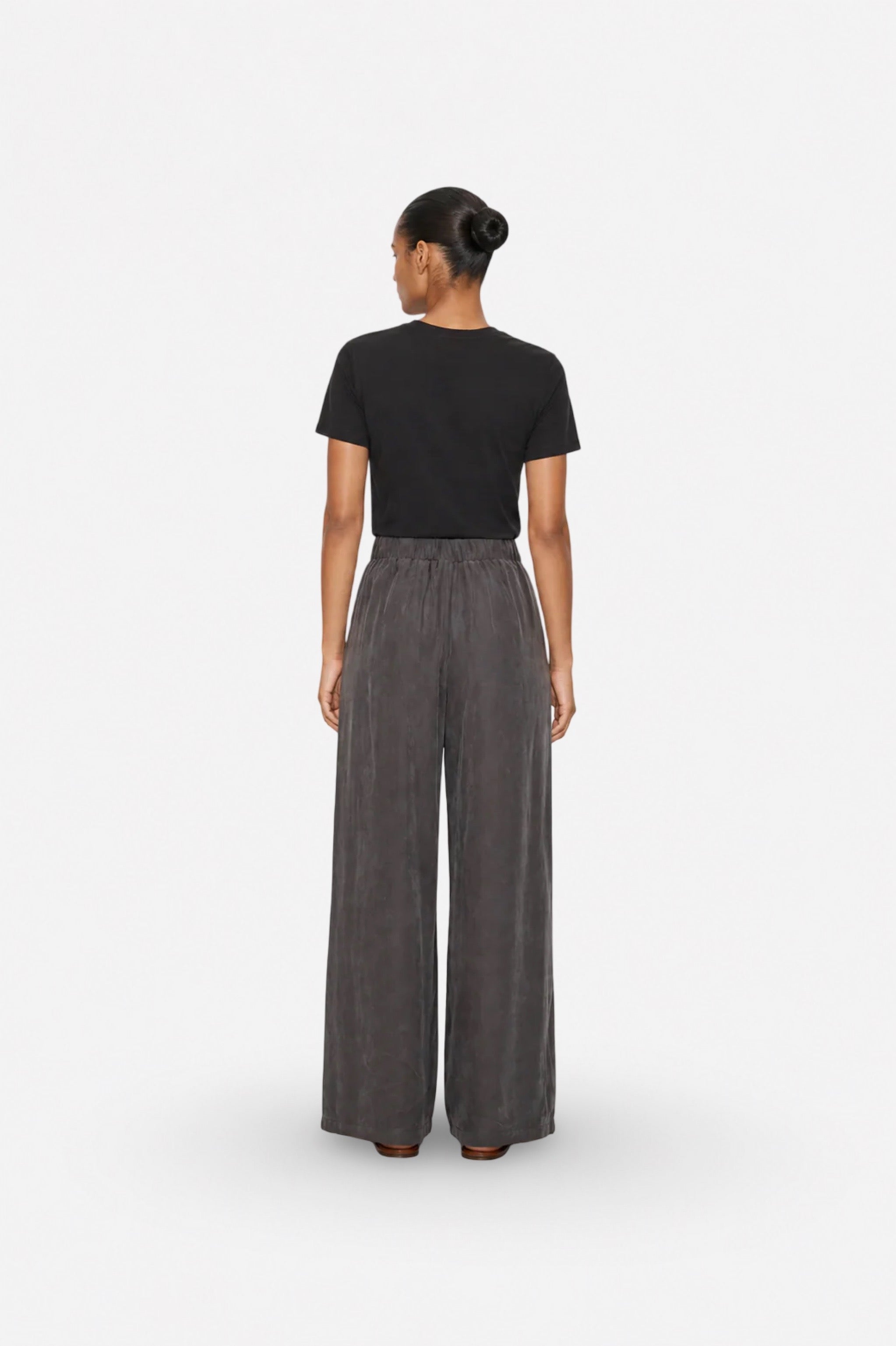 Gray wide-leg Tencel fabric pants with pleats from Ginaci Türkiye, featuring a relaxed fit and stylish design.