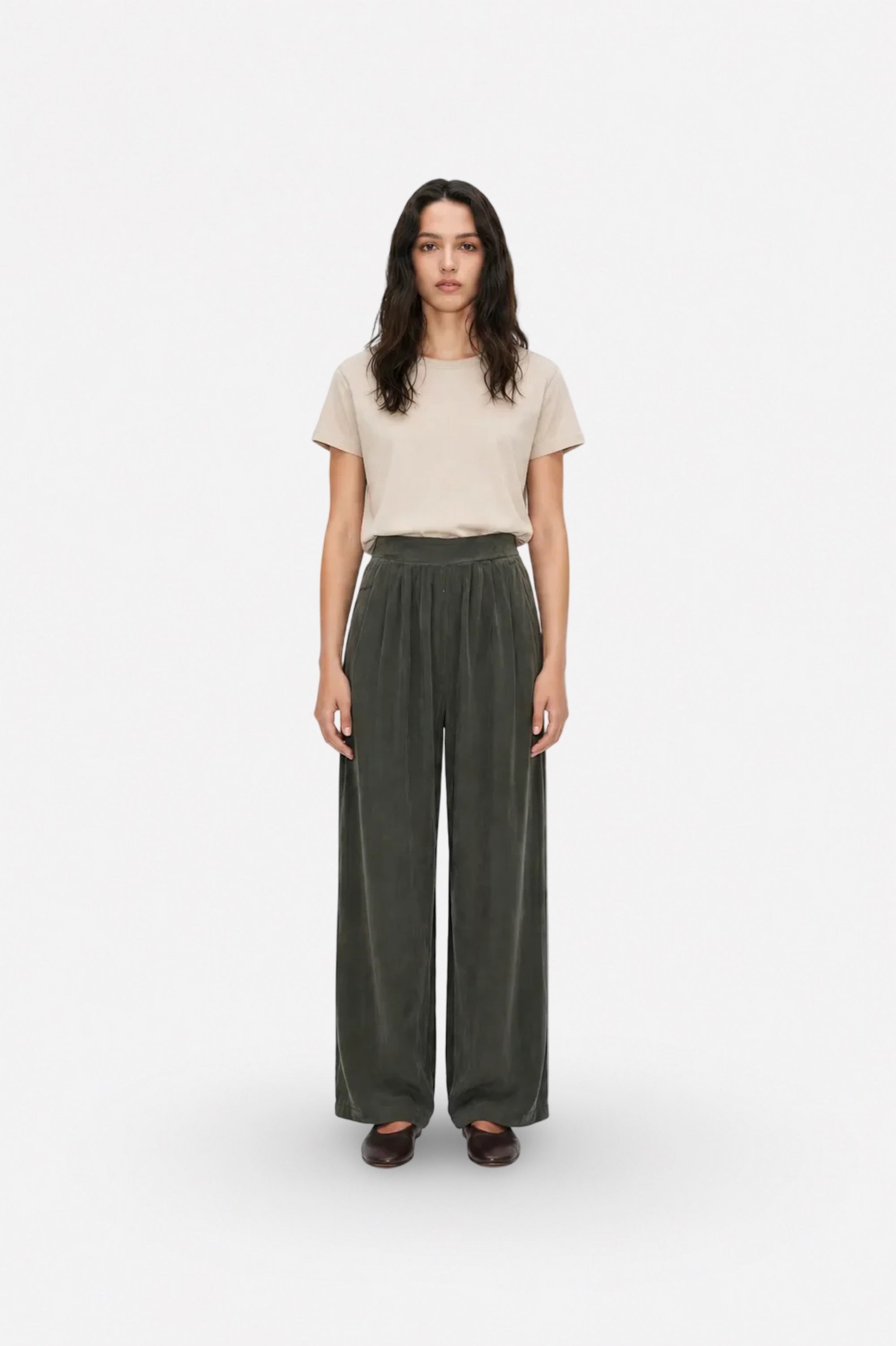Haki Tencel kumaş bol paça piliseli pantolon by Ginaci Türkiye, featuring wide legs and a comfortable, stylish fit.