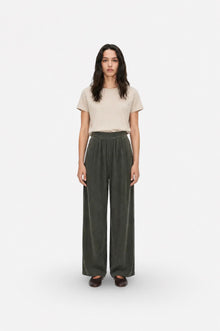 Haki Tencel kumaş bol paça piliseli pantolon by Ginaci Türkiye, featuring wide legs and a comfortable, stylish fit.