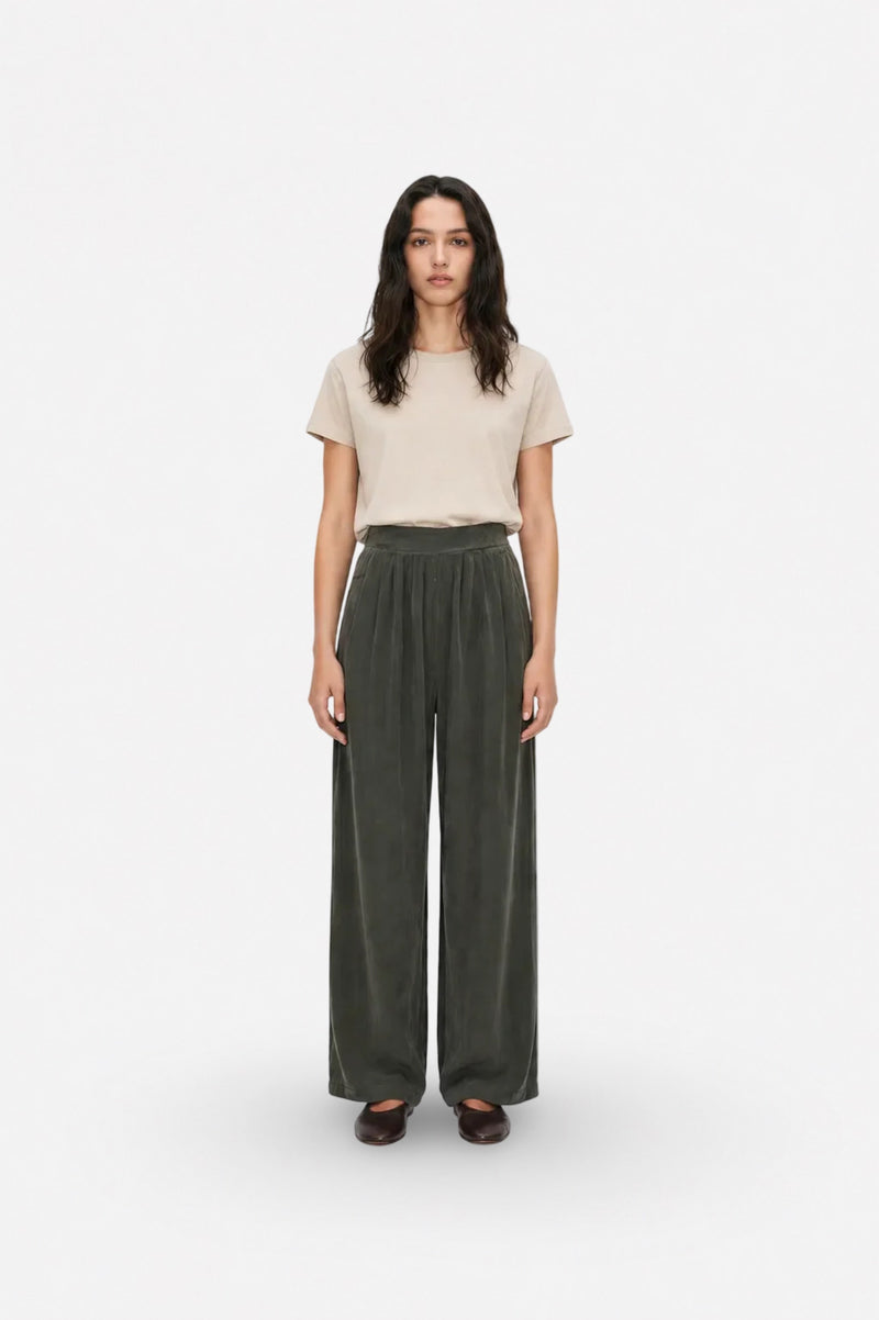 Haki Tencel kumaş bol paça piliseli pantolon by Ginaci Türkiye, featuring wide legs and a comfortable, stylish fit.