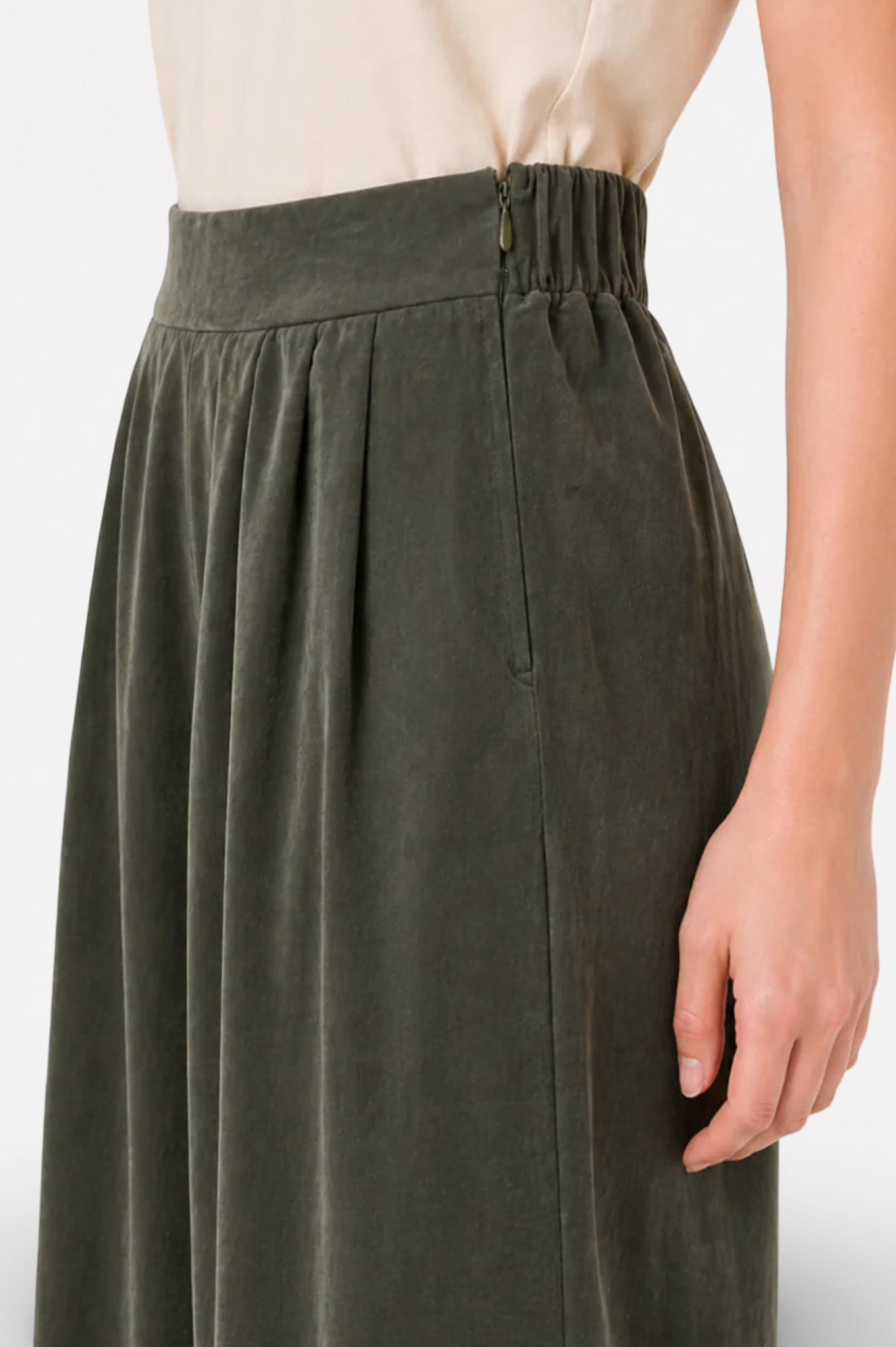 Haki Tencel Kumaş bol paça piliseli pantolon from Ginaci Türkiye, featuring wide-leg design and stylish details.