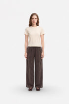 Brown wide-leg Tencel fabric pants with pleats from Ginaci Türkiye, featuring a relaxed fit and stylish design.
