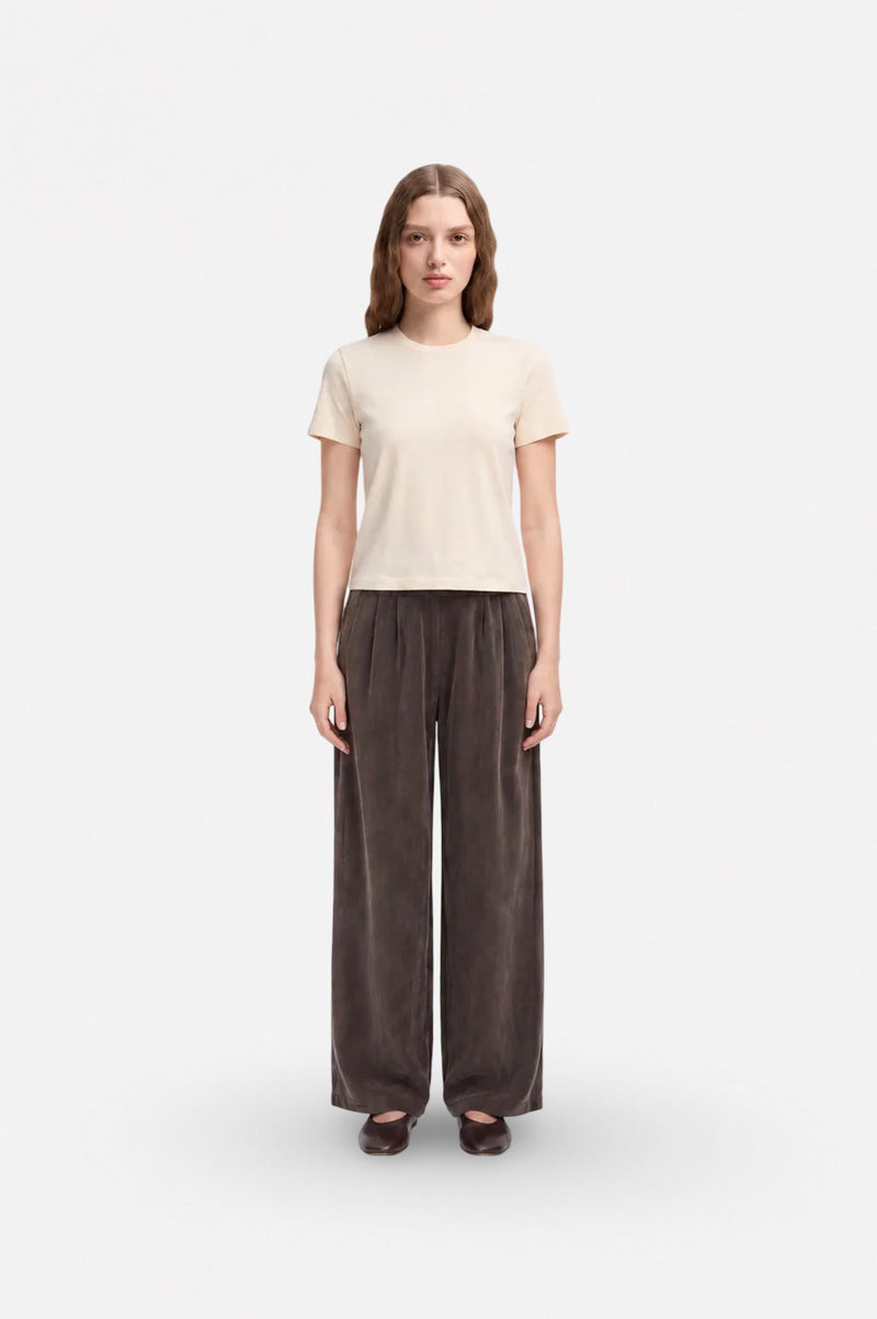 Brown wide-leg Tencel fabric pants with pleats from Ginaci Türkiye, featuring a relaxed fit and stylish design.