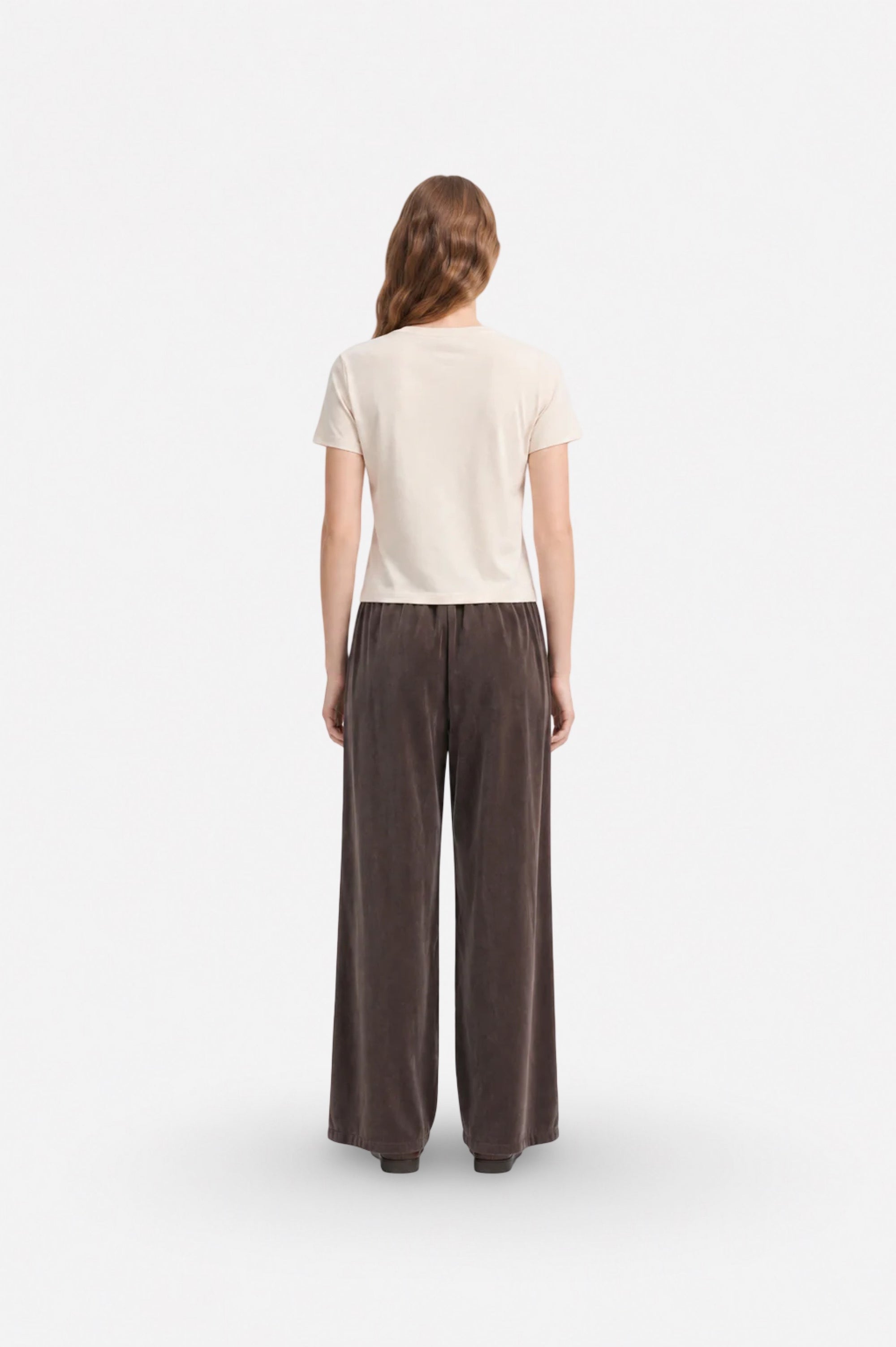 Brown wide-leg Tencel fabric pants with pleats from Ginaci Türkiye, featuring a relaxed fit and stylish design.