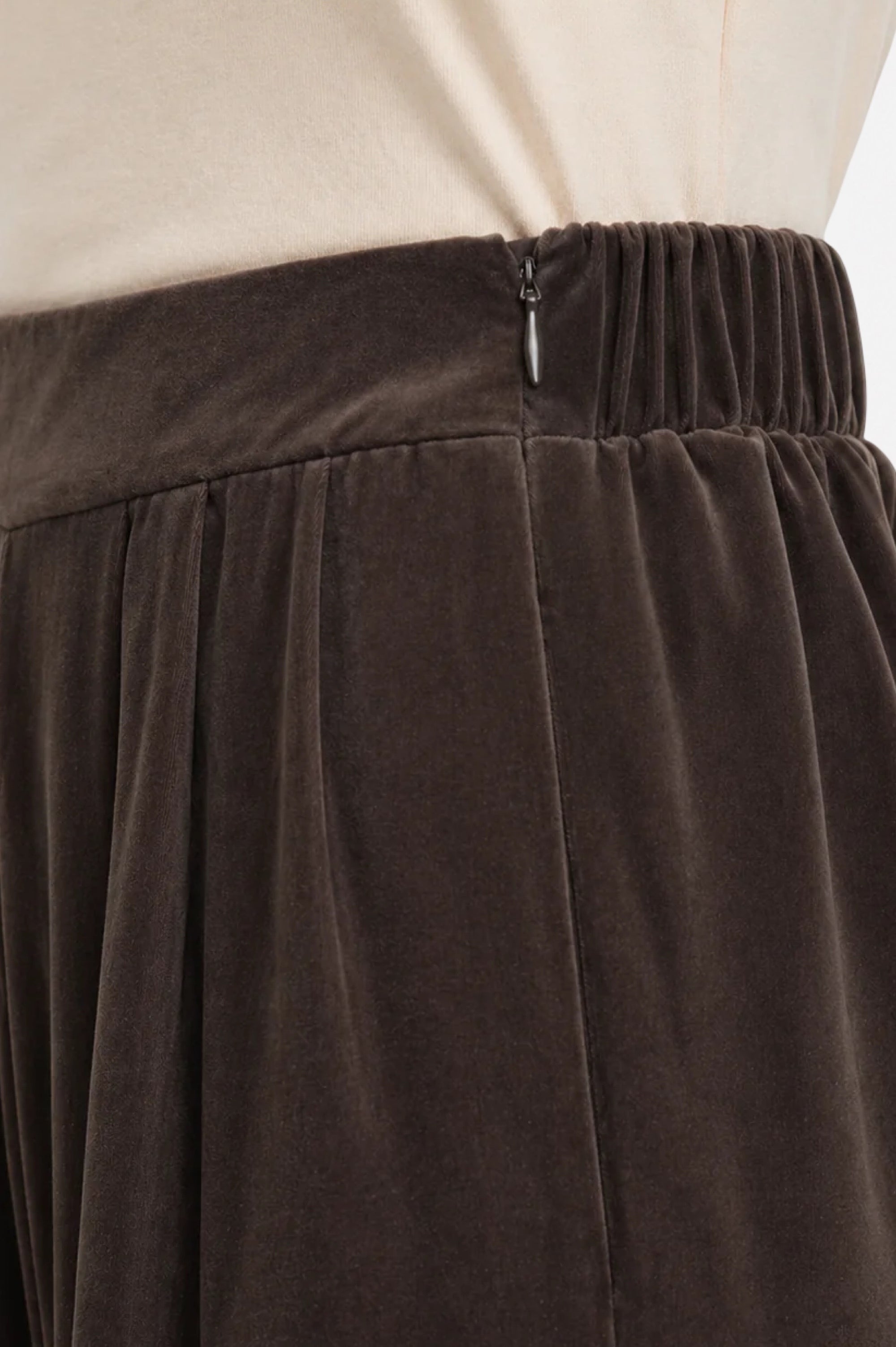 Brown wide-leg Tencel fabric pants with pleats from Ginaci Türkiye, featuring a relaxed fit and stylish design.