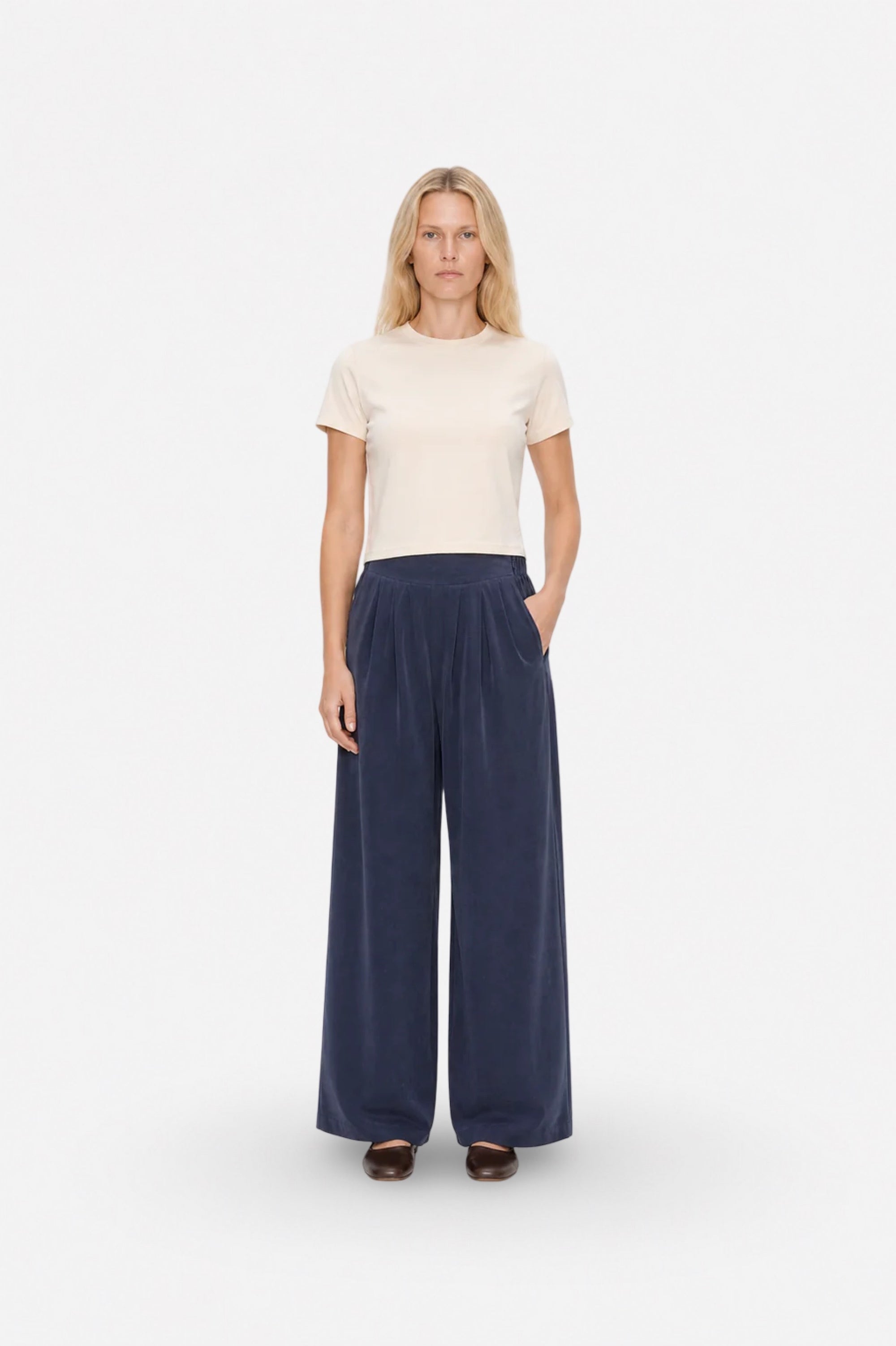 Navy Tencel fabric wide-leg pleated pants by Ginaci Türkiye, featuring a relaxed fit and stylish design.