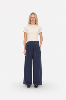 Navy Tencel fabric wide-leg pleated pants by Ginaci Türkiye, featuring a relaxed fit and stylish design.