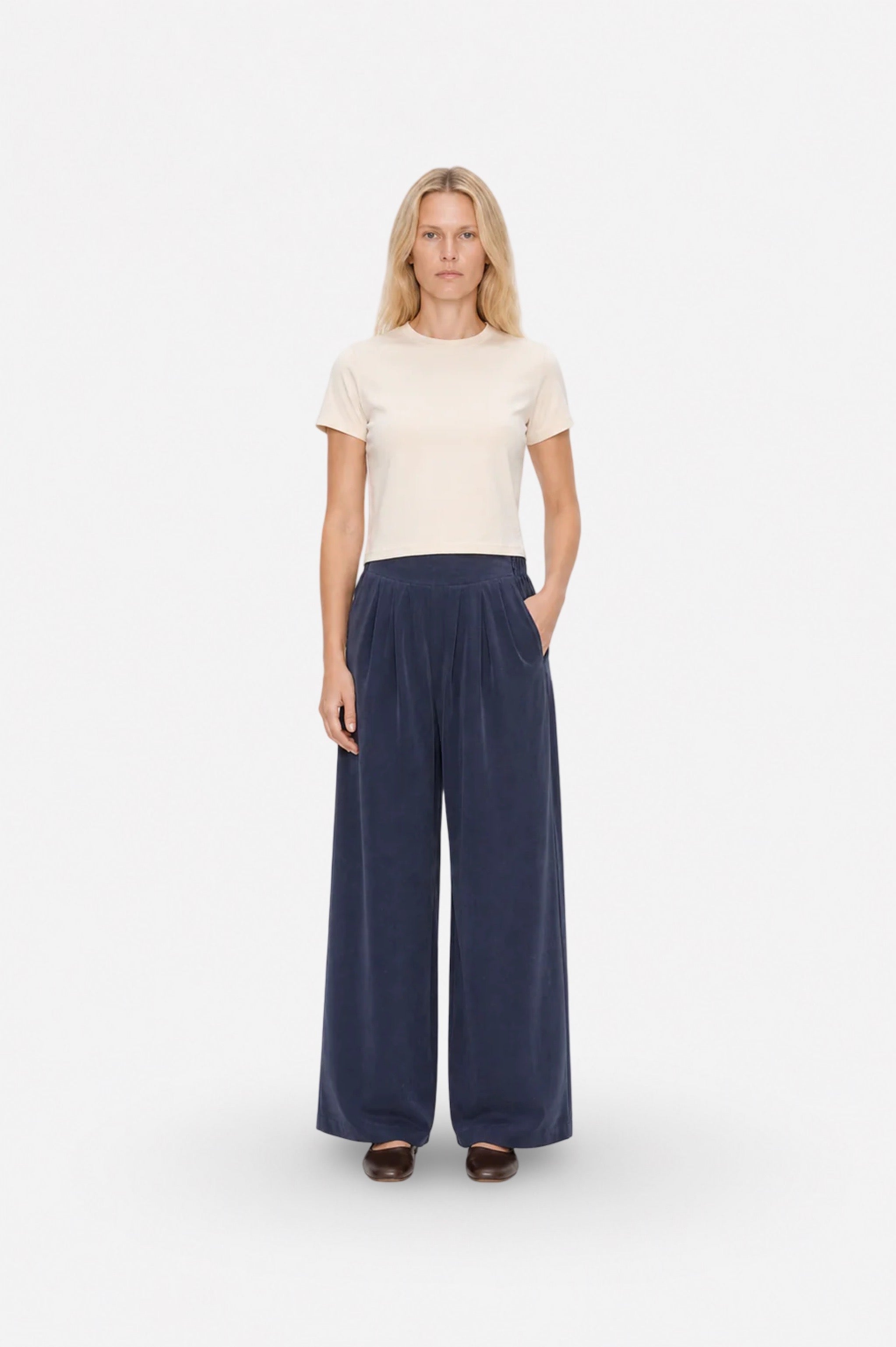 Navy Tencel fabric wide-leg pleated pants by Ginaci Türkiye, featuring a relaxed fit and stylish design.
