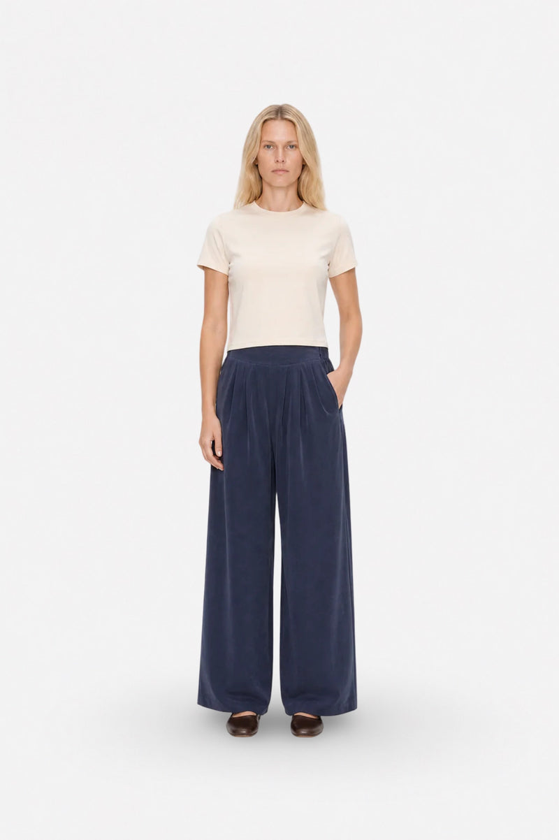 Navy Tencel fabric wide-leg pleated pants by Ginaci Türkiye, featuring a relaxed fit and stylish design.