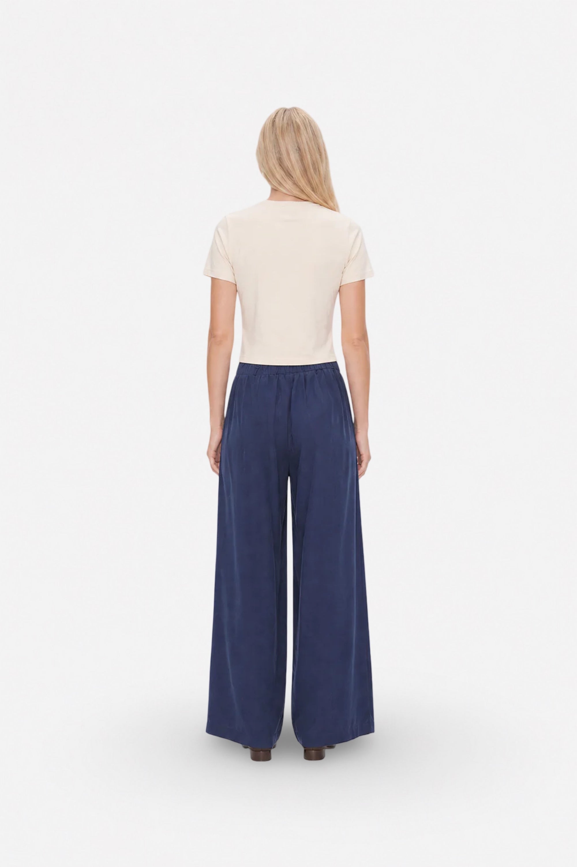 Navy Tencel fabric wide-leg pleated pants from Ginaci Türkiye with relaxed fit and stylish design, shown on a model.