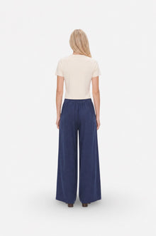 Navy Tencel fabric wide-leg pleated pants from Ginaci Türkiye with relaxed fit and stylish design, shown on a model.