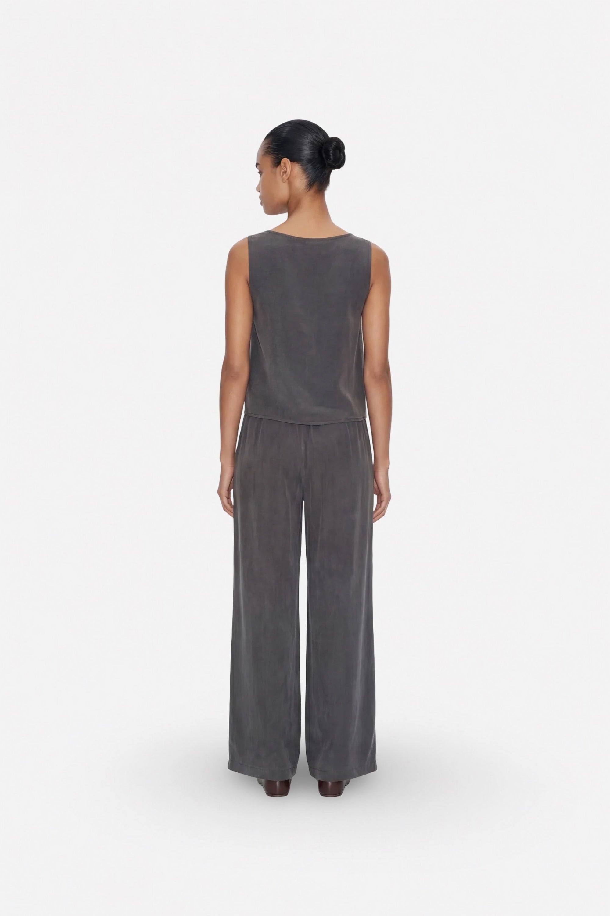 Gray Tencel fabric lightweight athletic tank top by Ginaci Türkiye with soft touch and minimal design.