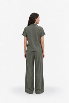 Back view of Ginaci Türkiye's premium olive green Tencel fabric top with minimal tie detail and relaxed fit, showcasing its casual style.