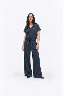Ginaci Türkiye Tencel fabric minimal top with tie detail in premium antrasit, showcasing soft, stylish, and comfortable design.