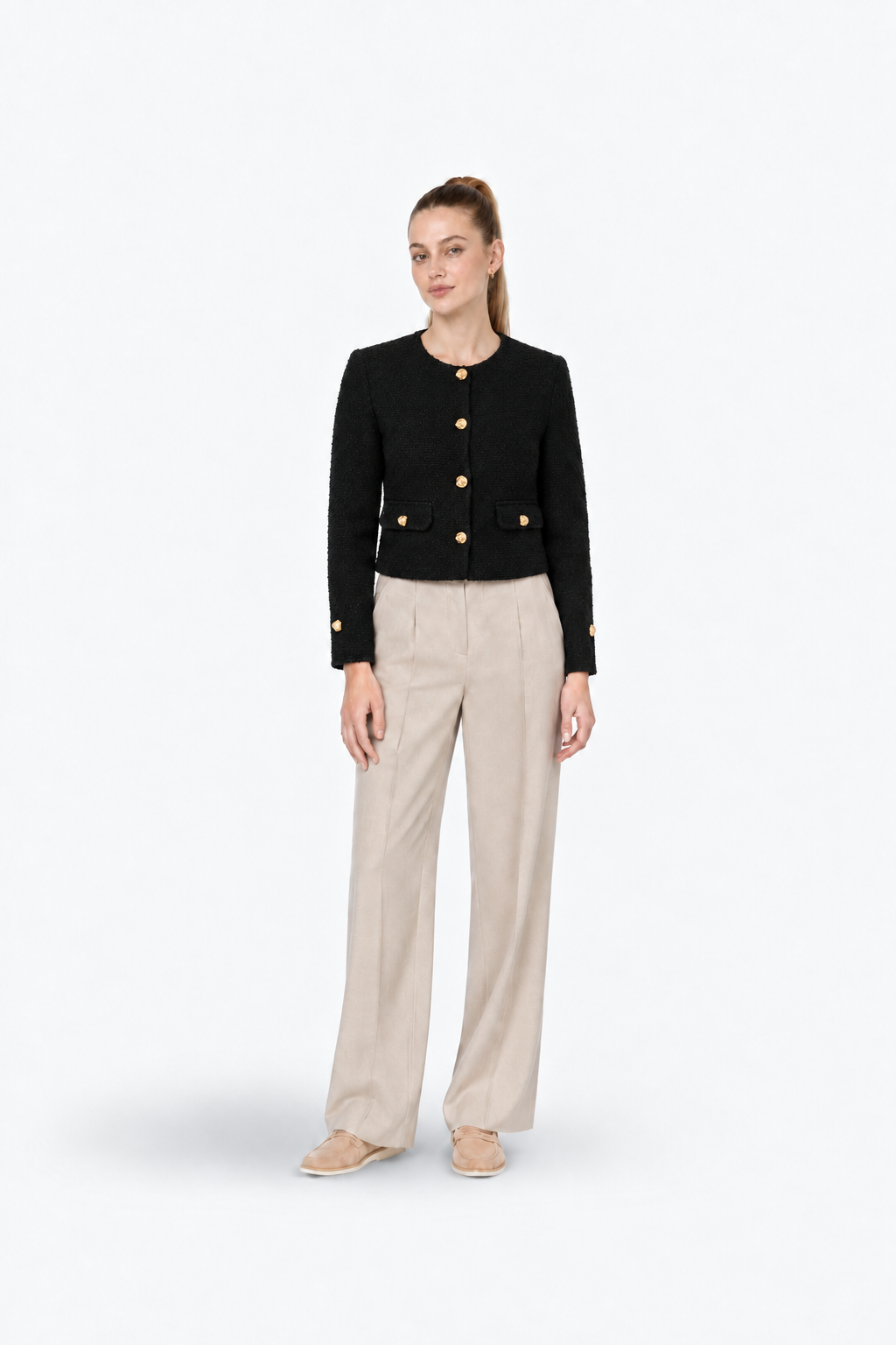 Ginaci Siyah Gold Düğmeli Tweed Ceket, klasik ve şık tasarımlı kadın blazer, ön kısmında gold düğmeler ve tweed kumaş detayları.